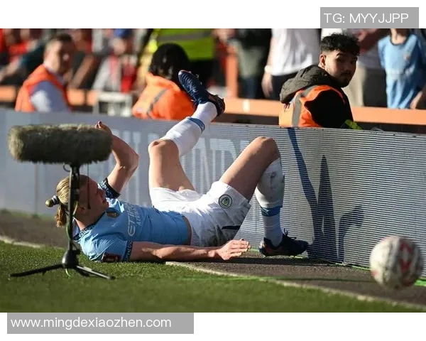 曼城球员意外受伤,预计缺席关键战役,备战计划受影响 曼城球员意外受伤,预计缺席关键战役,备战计划受影响